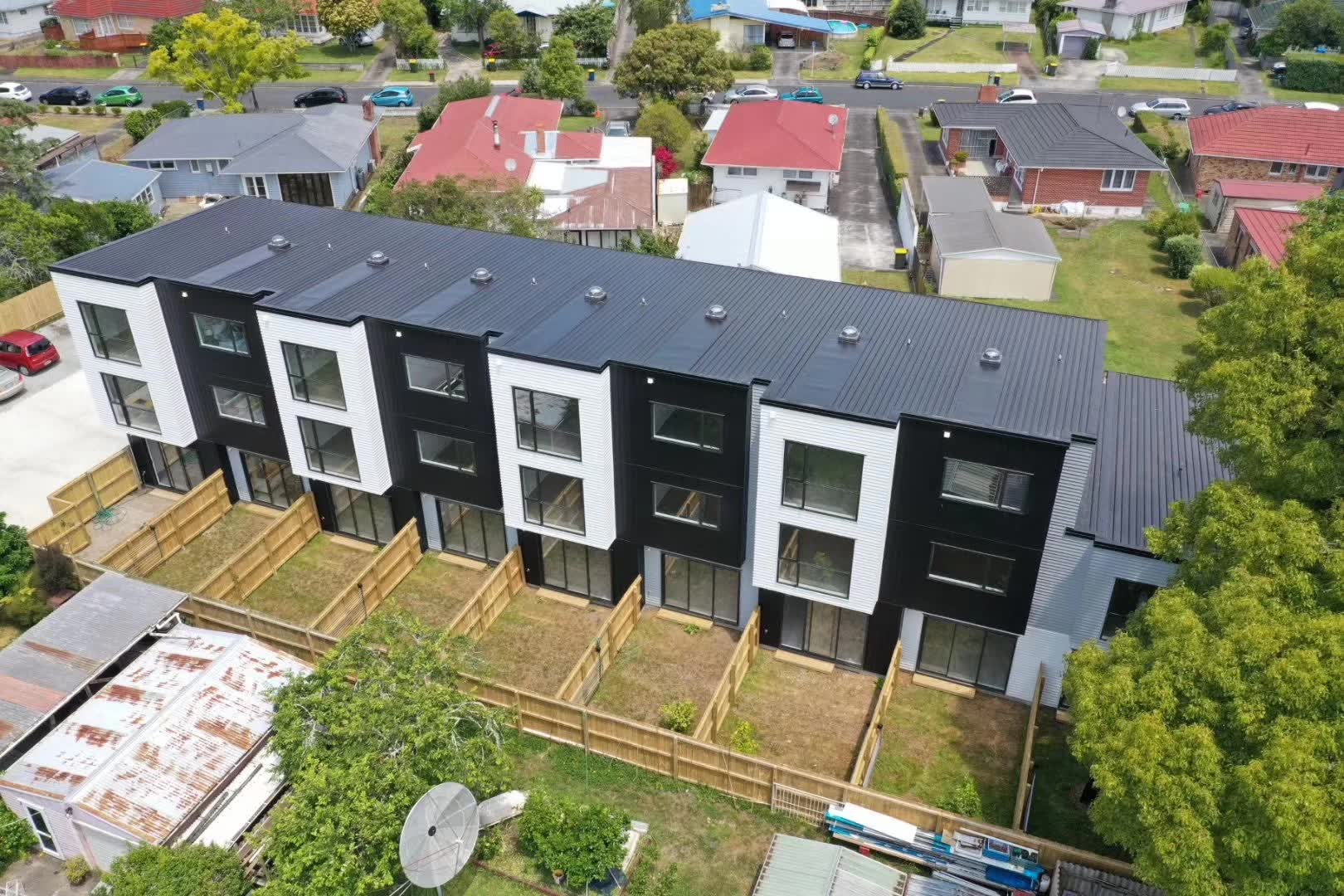 Modern Three-Storey 9-Unit Row House Community — photo 2
